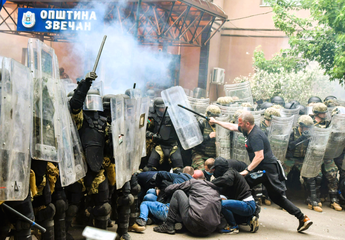 NATO sendet mehr Truppen in den Kosovo! Konflikt könnte eskalieren! Hat Putin die Hände im Spiel?