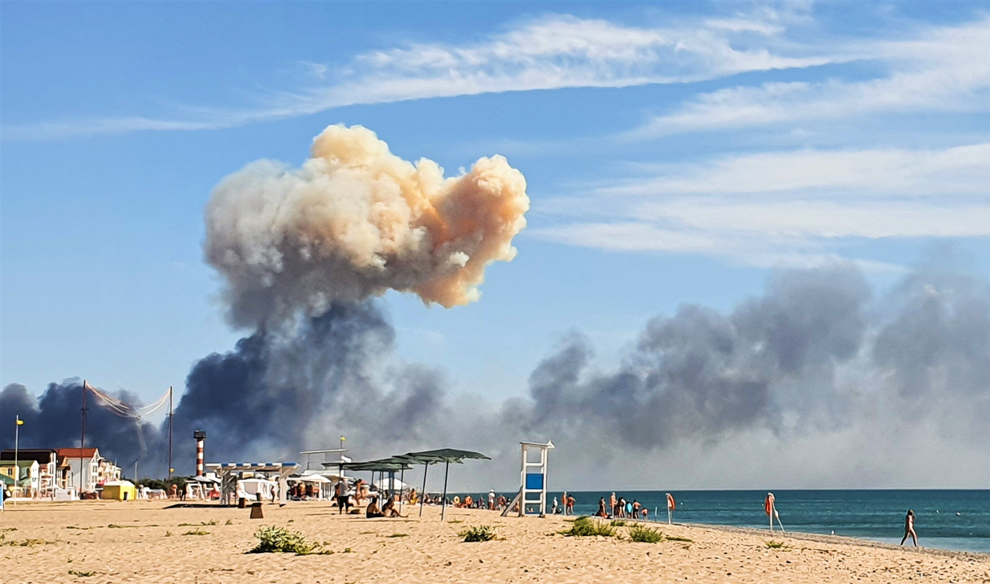 Unfassbar! Tote russische Soldaten am Strand abgeladen - die russischen Touristen baden einfach weiter!