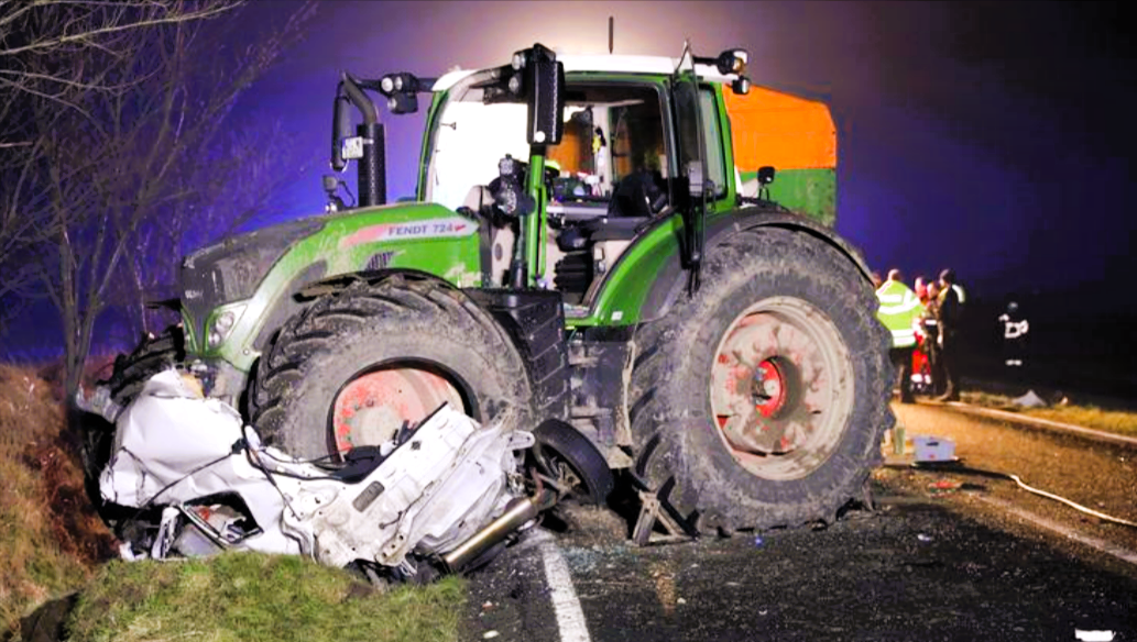 Grausamer Unfall - Traktor überrollt PKW - 1 Frau tot und die andere schwer verletzt
