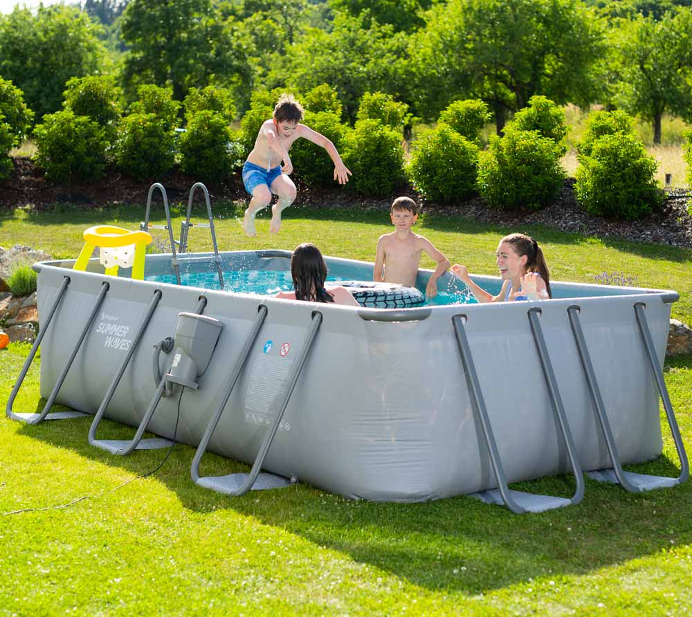 Tragödie im Garten! Kleiner Junge ertrinkt im Aufstellpool - Mutter war nur einen Augenblick im Haus
