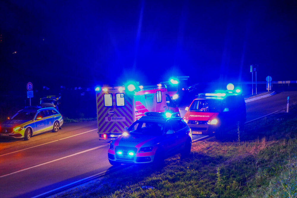 Verheerender Crash: BMW gerät in Gegenverkehr und rast in Fiat – Doppeltes Todesdrama!