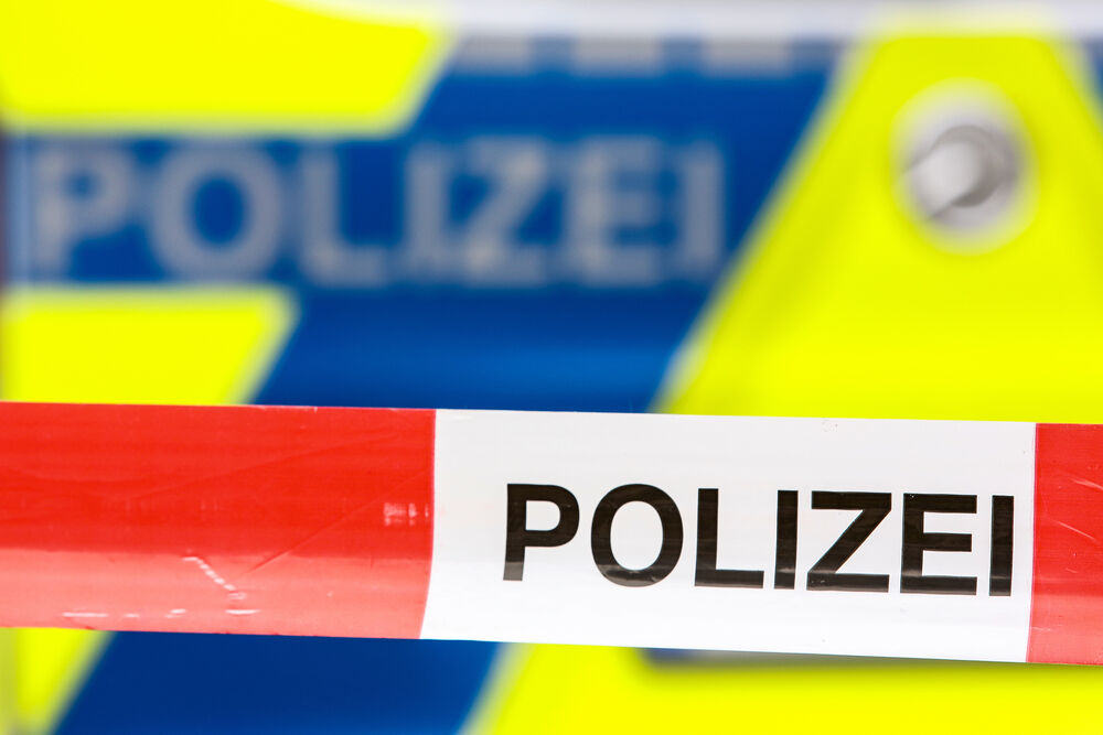 Polizei warnt - Raubüberfall auf Tankstelle - Bewaffneter Täter entkommt im Schneetreiben!