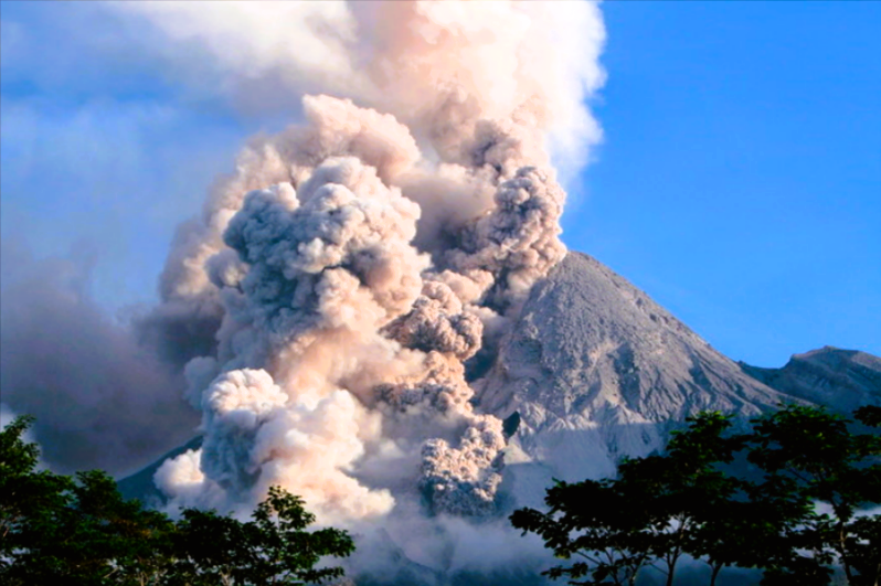 Vulkanausbruch überrascht Wanderer! 11 Tote, 31 Vermisst! Riesige Aschewolke hat sich gebildet 