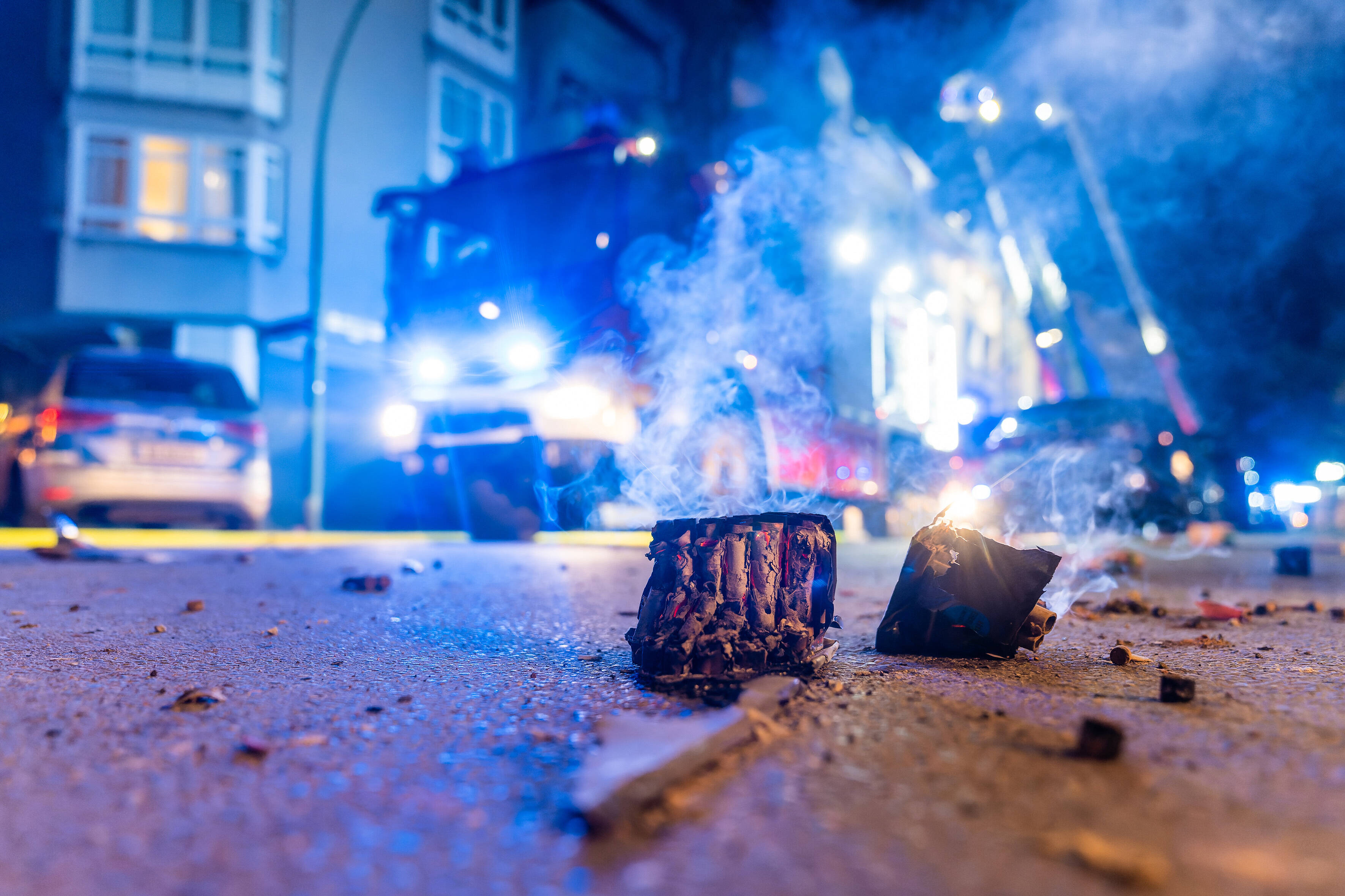 Kinder finden Böller auf Parkplatz - 3 Teenager nach Explosion verletzt im Krankenhaus!