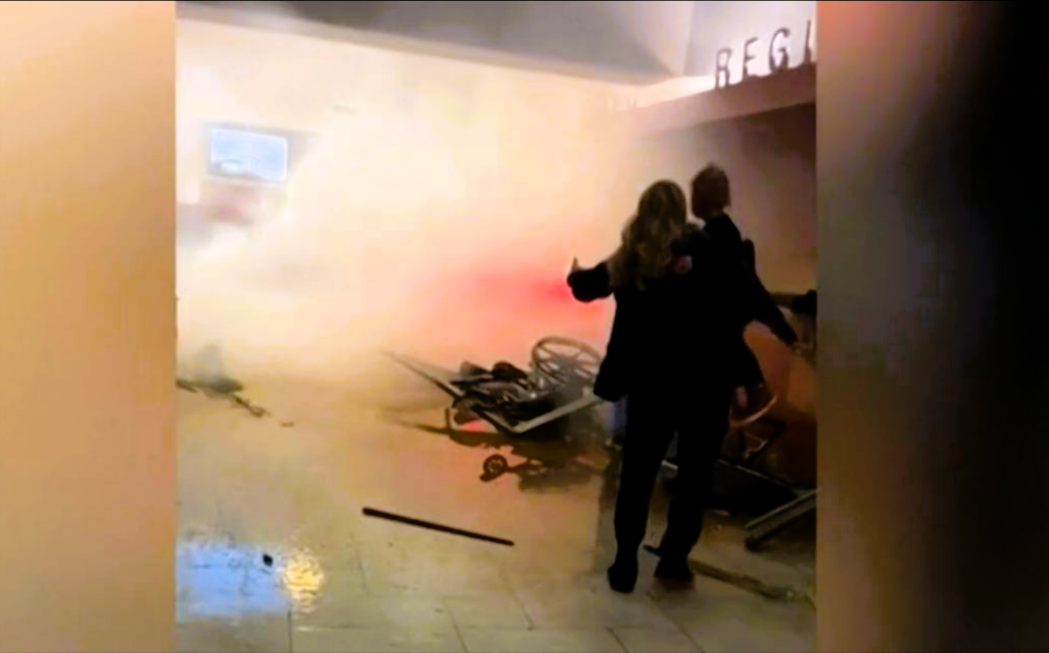 Auto rast in Notaufnahme! Unfall fordert Todesopfer und mehrere Verletzte