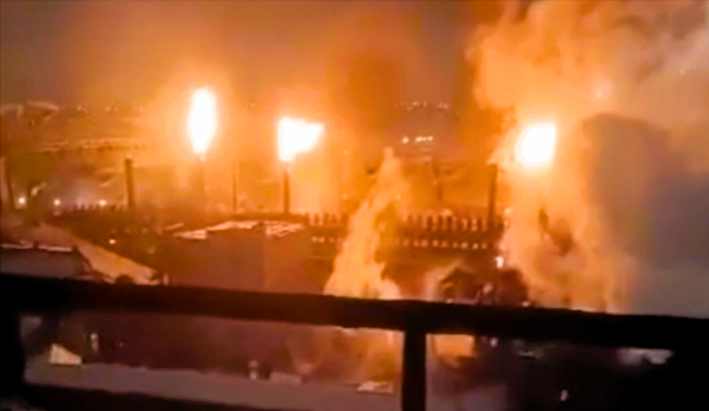 Putins größtes Stahlwerk brennt! Ukraine-Drohnen-Angriff zum 2. Jahrestag des Krieges!