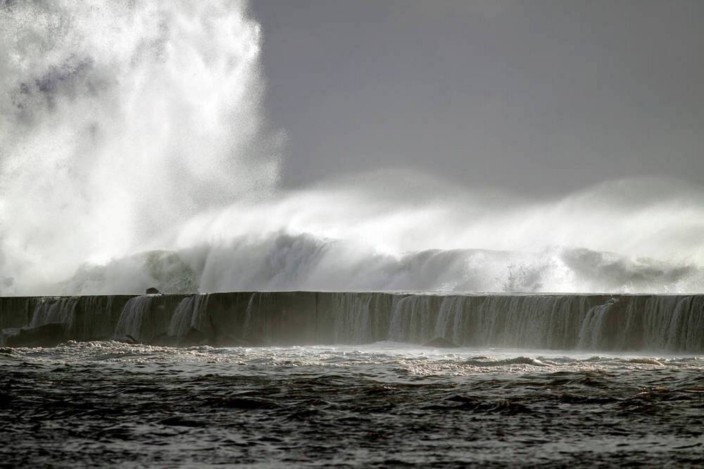 Massive Wave Sweeps Several Tourists into the Sea! Spanish Holiday Island Turns into a Nightmare