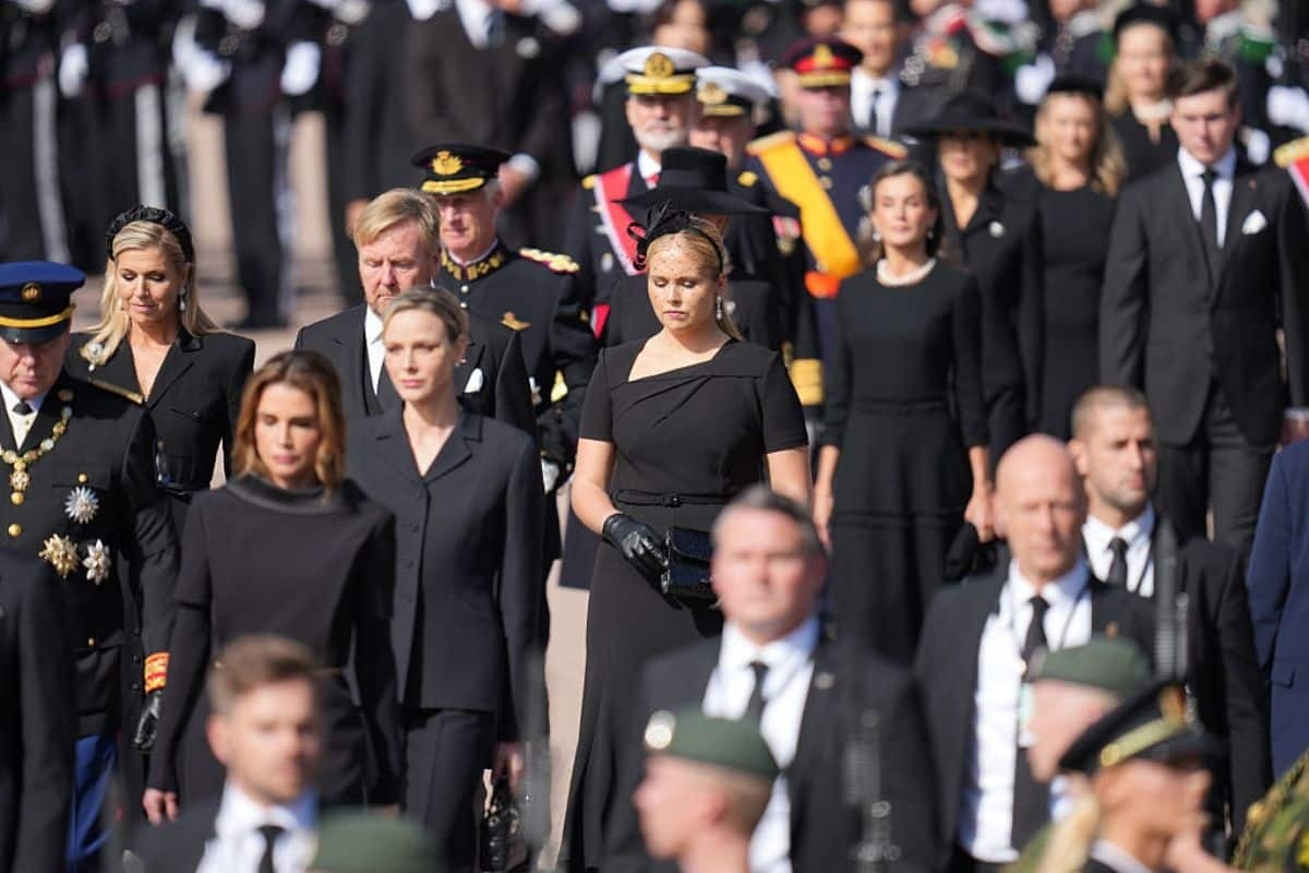 Rouwstoet voor koning Harald trekt duizenden en tal van royals naar Oslo
