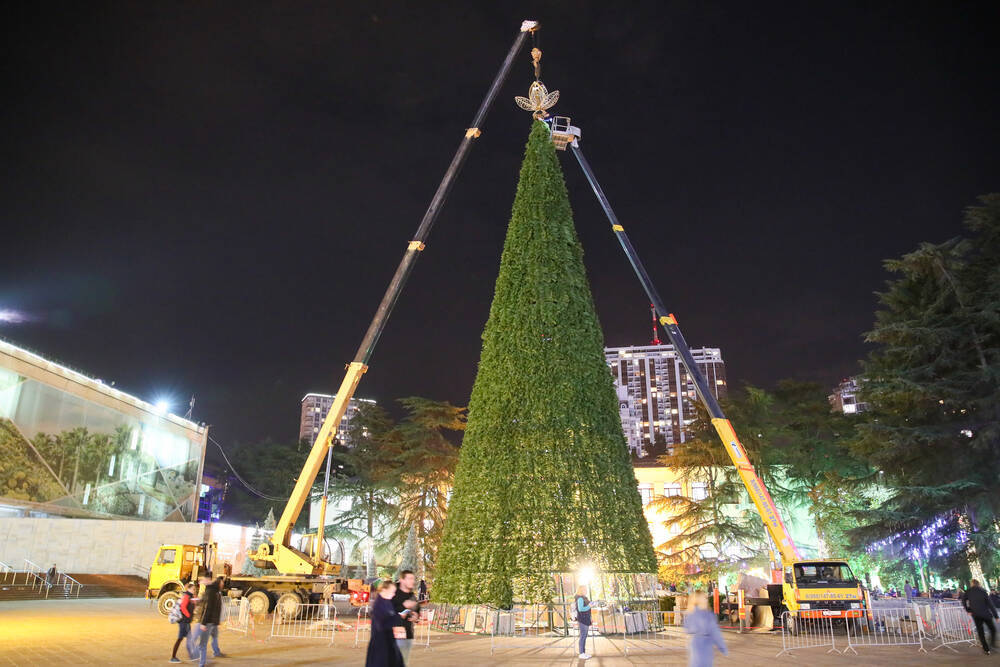 Mann stirbt beim aufhängen von Weihnachtslichtern! Tragischer Unfall! - Mann verheddert sich in einer Lichterkette und stürzt in den Tod