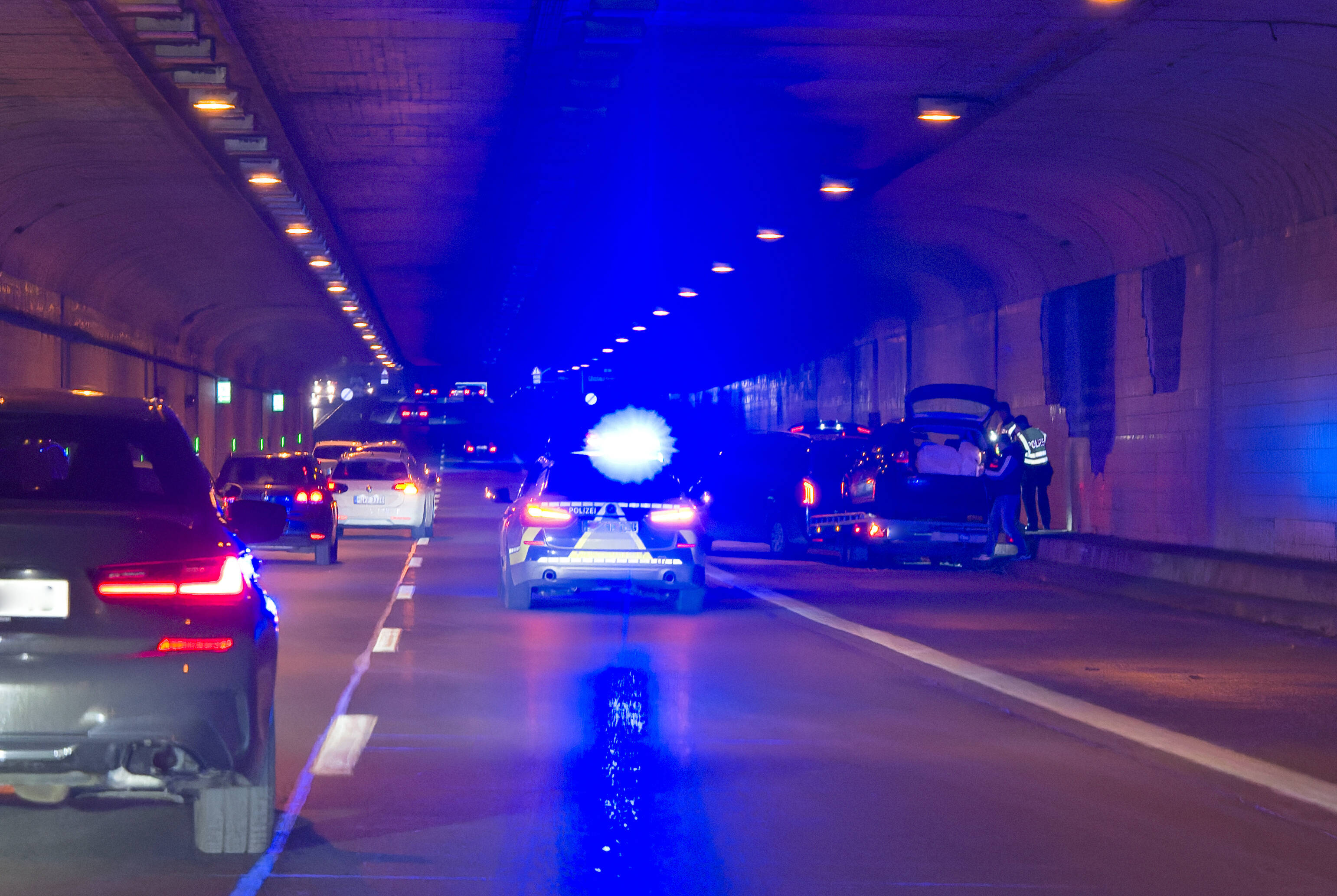 GROSSFAHNDUNG! Mörder ausgebrochen! Polizei fahndet nach skrupellosen Killer! Polizei warnt die Bevölkerung