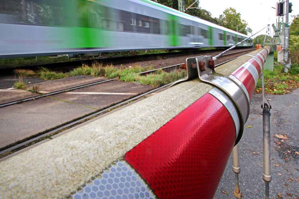 Bahnunglück – Zug erfasst Schüler! Junge wird trotz geschlossener Schranke von Güterzug erfasst!