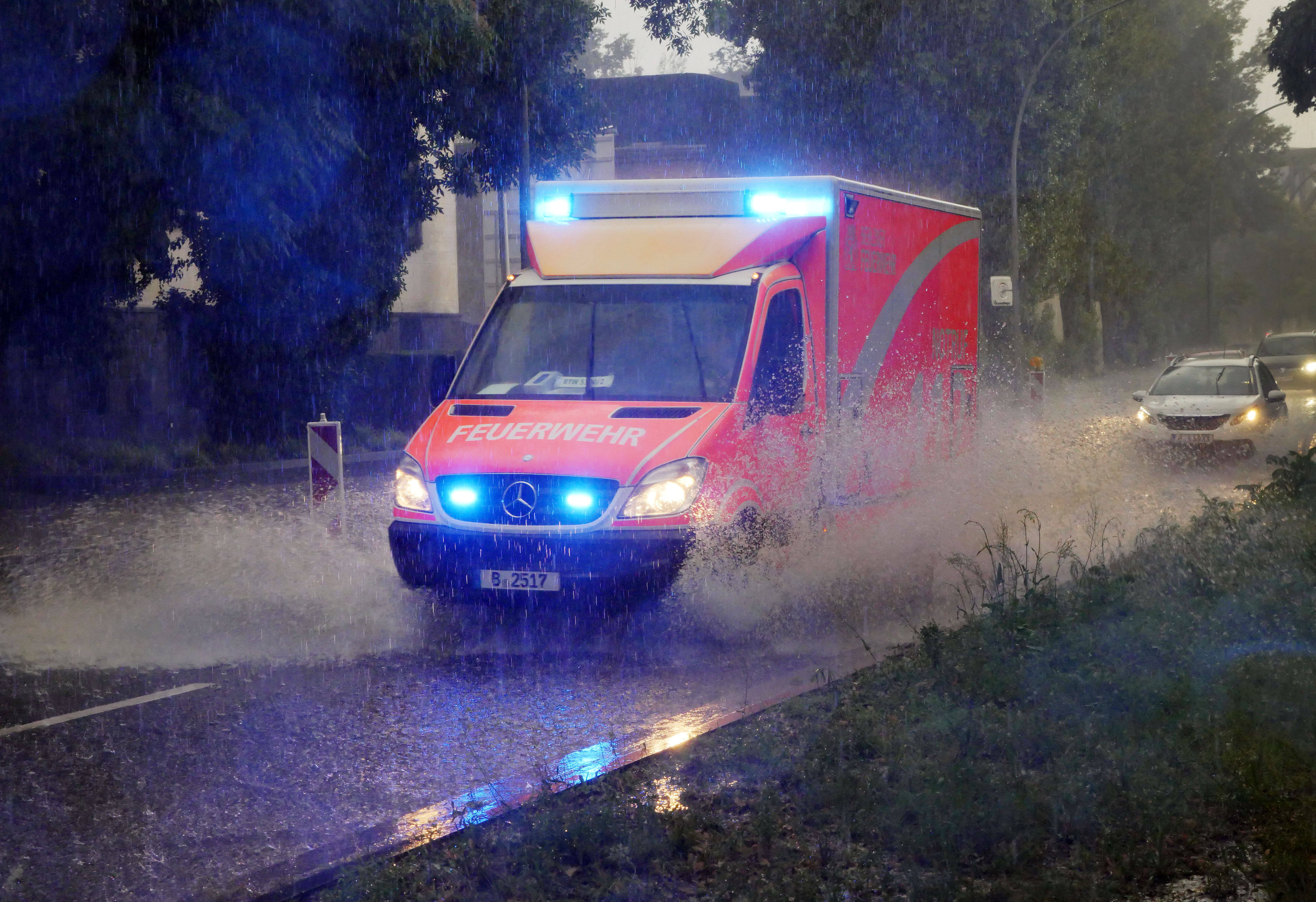 Tödlicher Unfall - LKW erfasst Radfahrer beim Abbiegen 