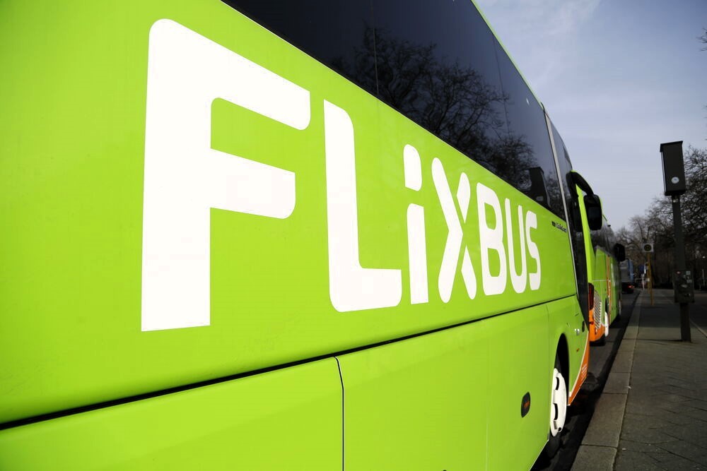 Schwerer Flixbus-Unfall auf der Autobahn! Vollbesetzter Reisebus rast in Polizeiwagen . Menschen schwer verletzt!