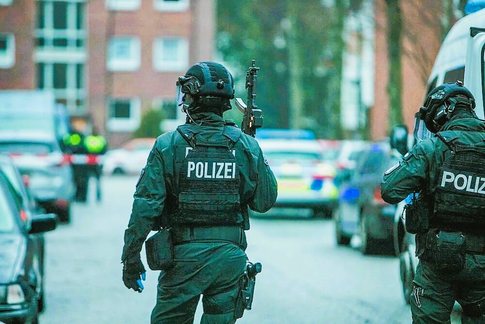 Maschinengewehr-Schüsse in Berlin! Polizei muss Messerangreifer niederschießen - mehrere Menschen verletzt