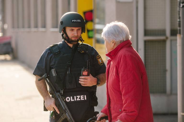 Wer kennt diese Leiche? Polizei bittet um Hilfe - Unbekannter Mann offenbar nach Sturz von Fahrrad gestorben