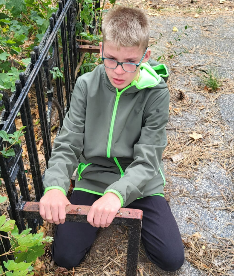 Entführungsdrama: 13-Jähriger gekidnappt und an Eisenstange geklebt - Täter auf der Flucht!