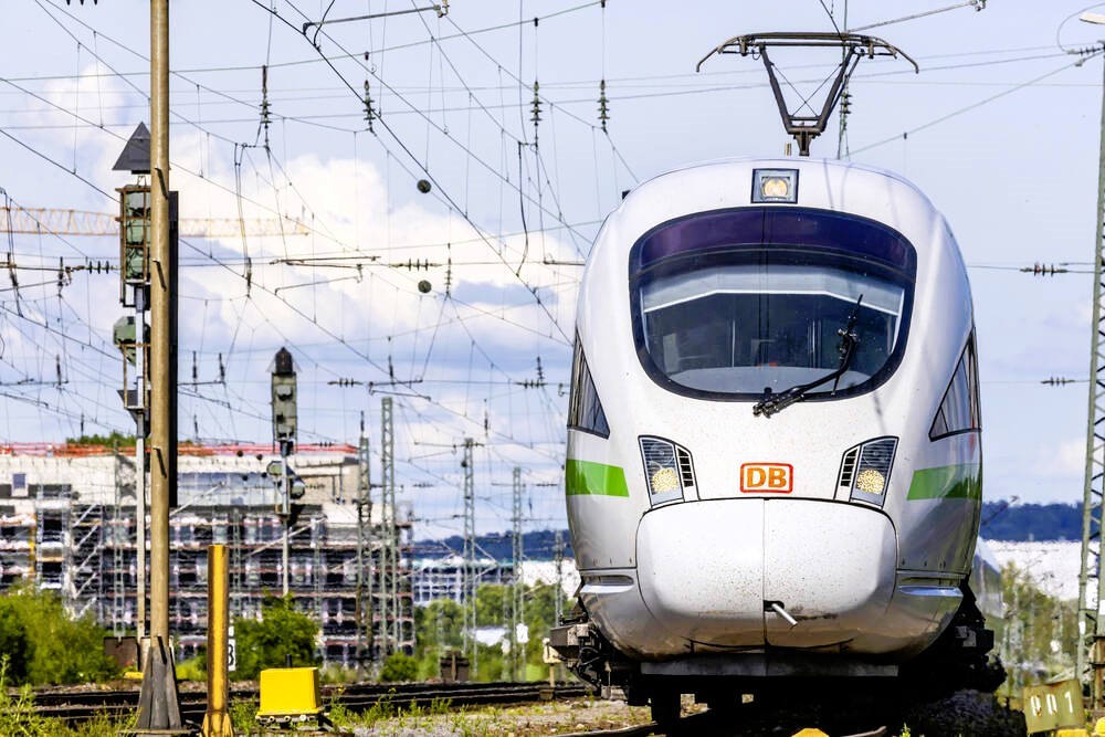 ICE evakuiert! Feuerwehr holt 400 Menschen aus Zug - Neuer Notfall bei der Deutschen Bahn